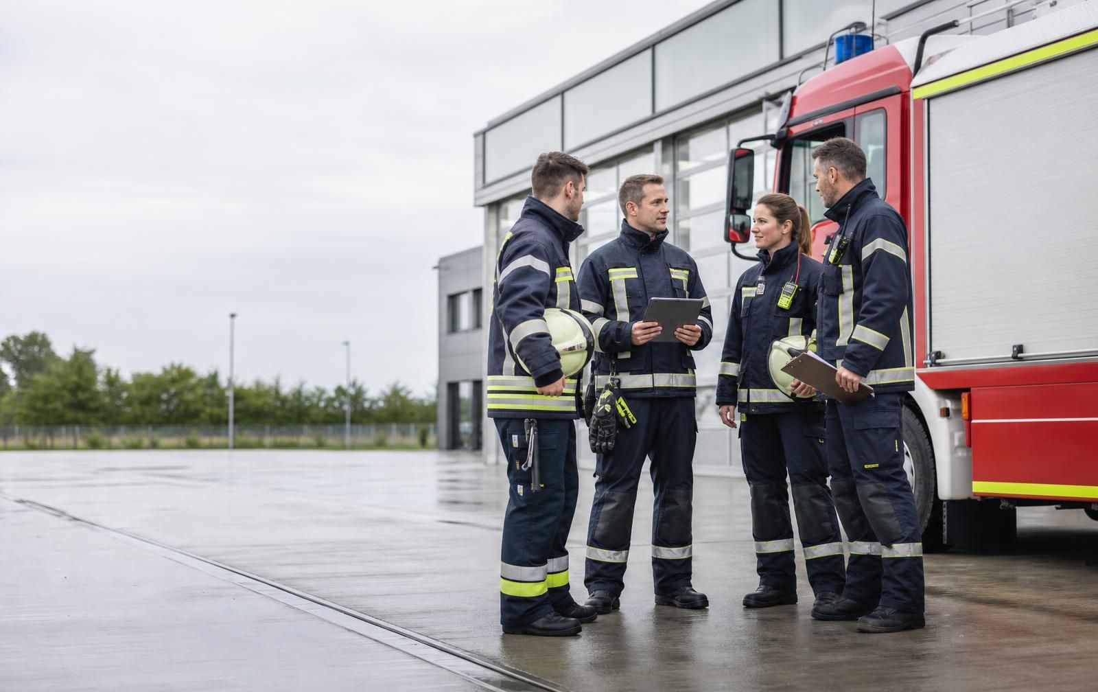 Feuerwehrleute bei der Vorbereitung eines Übungsdienstes vor dem Gerätehaus